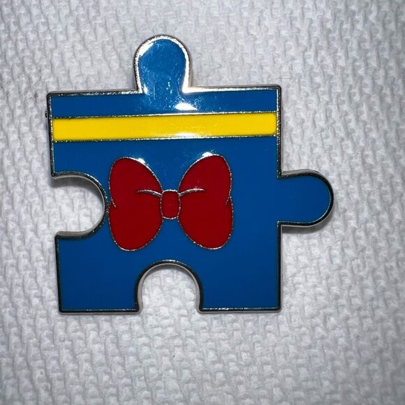Disney Shanghai Resort 2017 Donald Puzzle Piece Pin - Picture 1 of 7